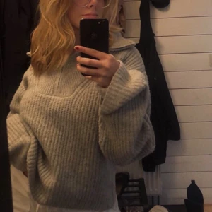 Half zip tröja  - Stickad half zip tröja från Gina, jätte fint skick då jag bara använt några få gånger 💕 storleken är XS men den är stor i storleken så passar XS-M skulle jag säga beroende på hur man vill ha den
