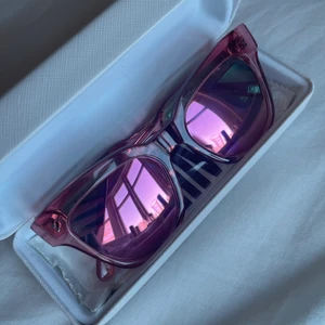 Rosa Chimi solglasögon  - Säljer dessa rosa chimiglasögon med spegelglas, modell 005. Köpt för 999kr säljer för 450kr. Aldrig använda, påse och fodralet finns med. Fodralet är lite förstörd i ena hörnet då jag använt till andra solglasögon men funkar fortfarande och stänga normalt! 