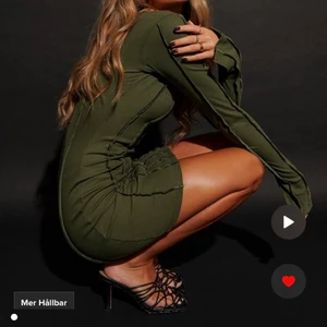Grön NAKD-klänning - Lånade bilder NAKD. Storlek M. Passar även XS/S beroende på hur man vill ha passformen. Nypris 379kr. Använd ett fåtal gånger. 