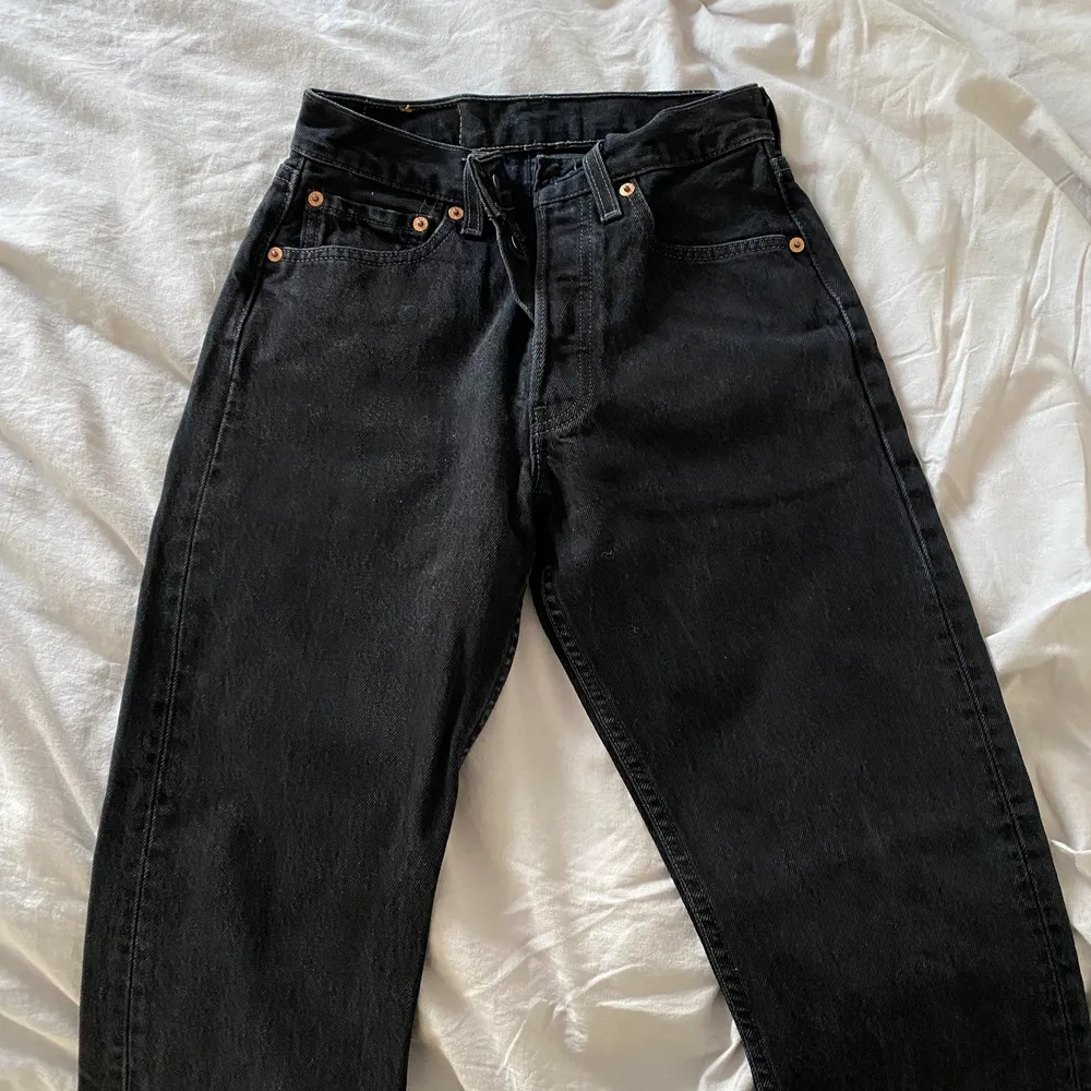 Vintage jeans från levis som jag tyvärr växt ur, så fina och super bra skick. Inga defekter trots att de är vintage 501s. Eftersom att de är vintage motsvarar storleken som man ser på jeansen ca 2 storlekar mindre (Frakt tillkommer). Skulle säga att den passar någon som bär 24 i jeans och de är typ som 30 eller 31 i längden.. Jeans & Byxor.