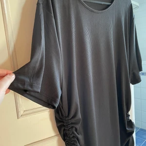 Svart klänning - Aldrig använd men jätte fin klänning! lite för stor för mig