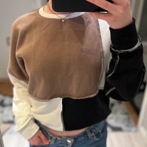 Sweater/Sweatshirt  - Säljer denna spännande sydda sweater, köpt i utlandet. Aldrig använd, prislapp fortfarande där. Storlek M, (själv är jag S på bilden, tröjan är uppvikt). Köpt för 