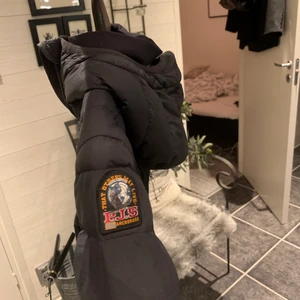 Parajumper dunjacka  - En lite tunnare jacka från parajumper köpt på Kidsbrandstore för 3 400 i bra skick! Är som en xs i storleken 