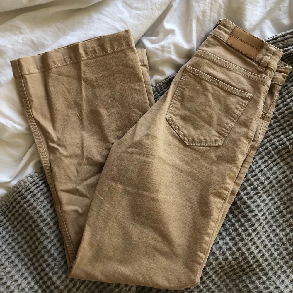 High waist jeans i storlek 36, perfekt skick bortsett från en liten fläck på höger bakficka (syns på bild) och bra kvalitet. Jeans & Byxor.