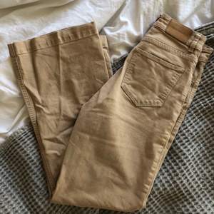 High waist jeans i storlek 36, perfekt skick bortsett från en liten fläck på höger bakficka (syns på bild) och bra kvalitet