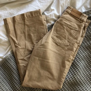 Carin Wester bootcut jeans - High waist jeans i storlek 36, perfekt skick bortsett från en liten fläck på höger bakficka (syns på bild) och bra kvalitet