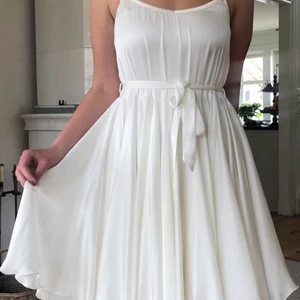 Studentklänning Ida Sjöstedt - Oanvänd Ida Sjöstedt klänning i storlek M. Perfekt till studenten eller en sommarkväll🥂 spårbar frakt à 66kr tillkommer för bådas säkerhet🤍 Klänningen kostar 800 men pris kan diskuteras.