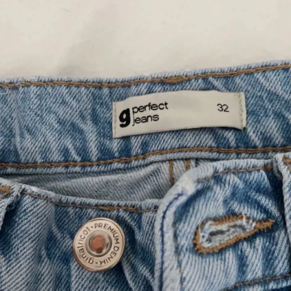 Säljer mina älskade jeans från Gina tricot eftersom de inte är min stil längre. Skriv privat vid frågor.😊. Jeans & Byxor.
