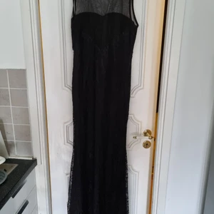 Lång klänning - Fin lång klänning, aldrig använd endast testad. Köparen står för frakten