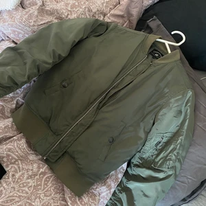 Bomberjacka  - Jätte fin grön färg, orättvis på bild. Storlek xs men jag kan ha som är 34/36 