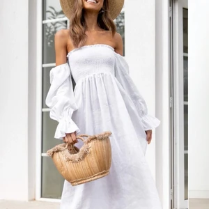 Gabriella dress - white - Säljer denna helt nya klänning från Petal & Pulp i storlek S men passar även XS och M då den är så otroligt stretchig!💗 Superskönt material och super flattering” på kroppen som man även kan se på bilderna.😍 PERFEKT till sommaren och speciellt midsommar (kanske även studenten om man vill ha en längre klänning?!?!)!!! 🥂🌷🌸 Nypris på hemsidan är 78€ plus att man måste betala 14€ i frakt och tull när den kommer till Sverige😢 (betalade hela 1095kr i tull för 5 klänningar)!! Hör av dig vid frågor!❤️🥰