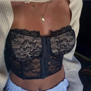 Byanastasia korsett - Säljer min fina korsett topp från byanastasia. Sjukt fin men används tyvärr inte så ofta. Den går inte att köpa längre och om jag minns rätt betalade jag ca 400-500kr för den. Fint skick och i storlek S. Kan gå ner i pris vid snabb affär❤️‍🔥❤️‍🔥