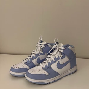 Nike Dunk High - Dunk Highs i storlek 39. Älskar dem men de ligger bara o skräpar i garderoben numera, endast använda ett fåtal gånger så de är nästan som nya! Lite creases men inget som är särskilt märkbart😇 Hör av er om ni är intresserade eller har frågor💙