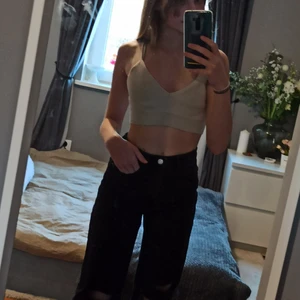 Topp i storlek XS - Säljer denna superfina oanvända beige sommartopp, i storlek XS. Prislapp sitter kvar 