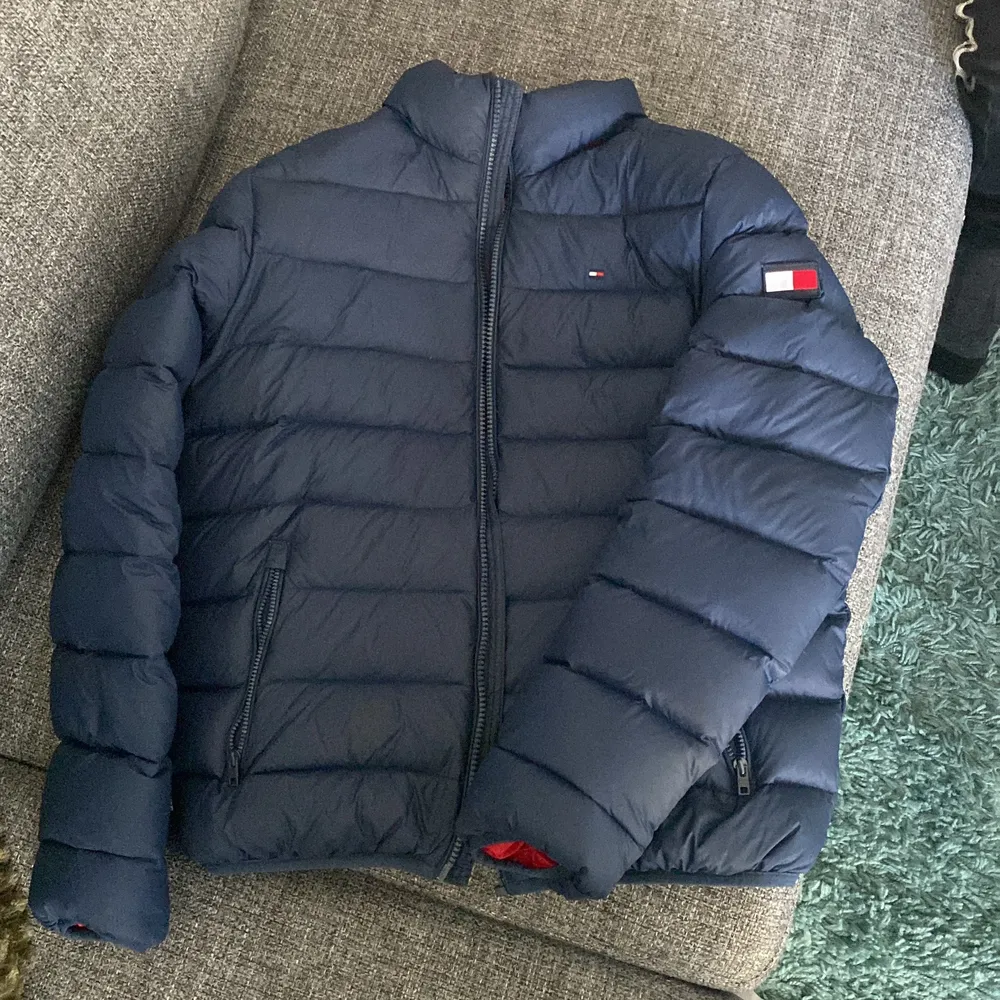 Blå tommy hilfiger jacka storlek 164/14 år . Jackor.