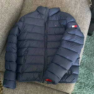 Tommy hilfiger jacka - Blå tommy hilfiger jacka storlek 164/14 år 