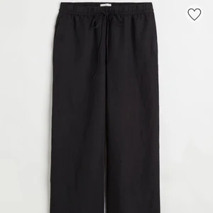 Populära linnebyxor  - Säljer de populära linnebyxor från hm, i storlek m, passar mig som har s/m, kan både ha högmidjat och lågmidjat, lappen kvar