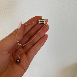Marc Jacobs armband - Super fint marc Jacobs armband som köptes förra året för cirka 500kr❤️‍🔥 super bra skick, knappt använt✨ köparen står för frakt