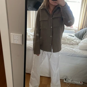 vårjacka  - skit snygg höst och vår jacka från gina. som slutat säljas. säljer ändast vid bra but. köparen står för franten 