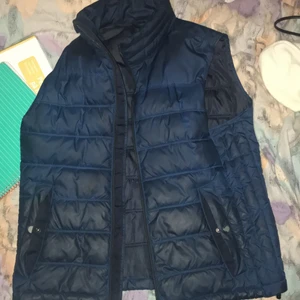 Väst - Väst från zara man. Man ser att det är lite missfärgningar men det är inget man ser irl eller märker till. Gott skick. Storlek m men skulle säga att den sitter som s\m