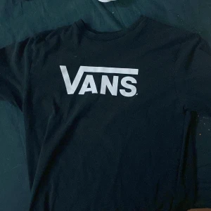 Vans - Säljer denna Vans tröja som inte lämgre används och är som ny. Kan mötas upp i sthlm. 