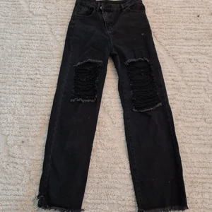 Disstresed Black Jeans - Riktigt riviga jeans som jag tyvärr aldrig fått använt då de inte passar mig! Storlek:S (Passar som en XS)