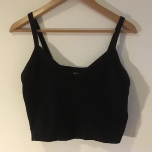 Linne monki - Köpt second hand på sellpy men kommer från början från Monki. Knappt använt och i fint skick. Storleken är M och toppen är tyvärr för stor för mig :( . Säljer även byxorna som är med på 2:a bilden och man kan få både toppen och byxorna för 135kr +frakt :P