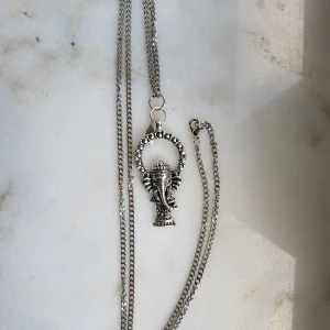 Halsband långt med Elefant - Snyggt långt halsband med en elefant. Bohemisk stil. Silverpläterad kedja 