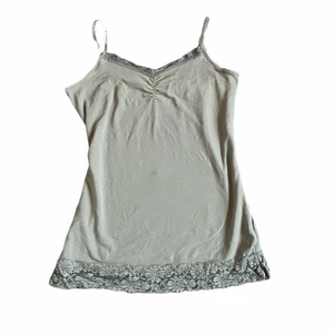 Grönt linne - Längre linne med spets köpt secondhand, pris kan diskuterats! Står att den är i storlek 40, men skulle mer säga att den passar S/M 