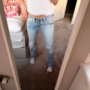 Jättesnygga lågmidjade jeans från Pepe jeans. Oklar storlek men midjemåttet är 78cm