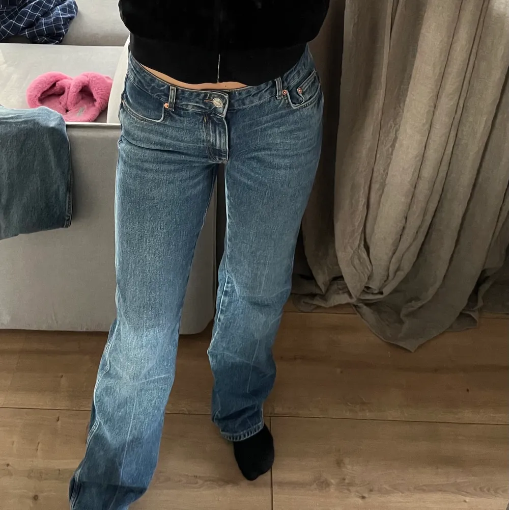Blåa mid rise jeans från zara! Jag är 168cm. Skriv ifall du har någon fråga eller är bara intresserad.💗 köp direkt för: 400kr!💘. Jeans & Byxor.