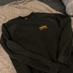 Oversize sweatshirt  - Älskar verkligen denna, men måste bli av med kläder då jag köpt lite nytt smått o gott. Tröjan är oversize.