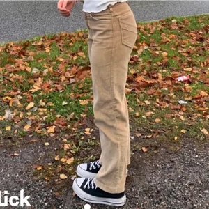 Mid rise beige manchester byxor!  - Säljer ett par riktigt fina beiga manchester byxor i storlek S. Perfekta till våren, inköpta här på plick men tyvärr något små för mig 😢 bilderna är lånade från förra ägaren som inte använt byxorna mycket och jag har som sagt bara provat! Färgen stämmer mest överens med bild 1! Bara skriv för fler bilder eller frågor! 🥰