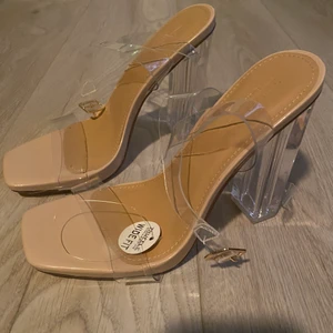 Klackskor  - Ett par fina klackskor, helt oanvända då jag inte kan gå i klackar än. Storlek 38