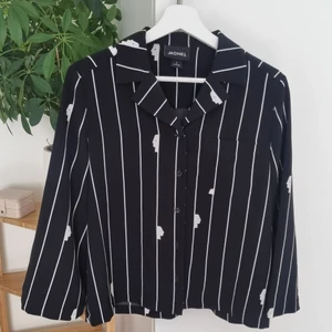Mönstrad skjorta - En jätteskön, lite tjockare skjorta från monki. Verkligen bra kvalité och jättesnygg men jag använder inte svart så mycket längre. Söta gubbar som mönster också 🦦 