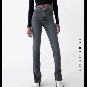 Jeans med slits - Fina gråa jeans med slits från zara. Fin passform i storlek 34. Passar mig som är 165 ungefär i längd eftersom jag sytt upp dom några cm. Säljer för 100+ frakt, vi snabb affär 80kr! Skriv vid frågor. 