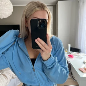 Blå godiset med dragkedja - Jättefin blå hoodie med luva och dragkedja, aldrig använt så inte några slitningar 