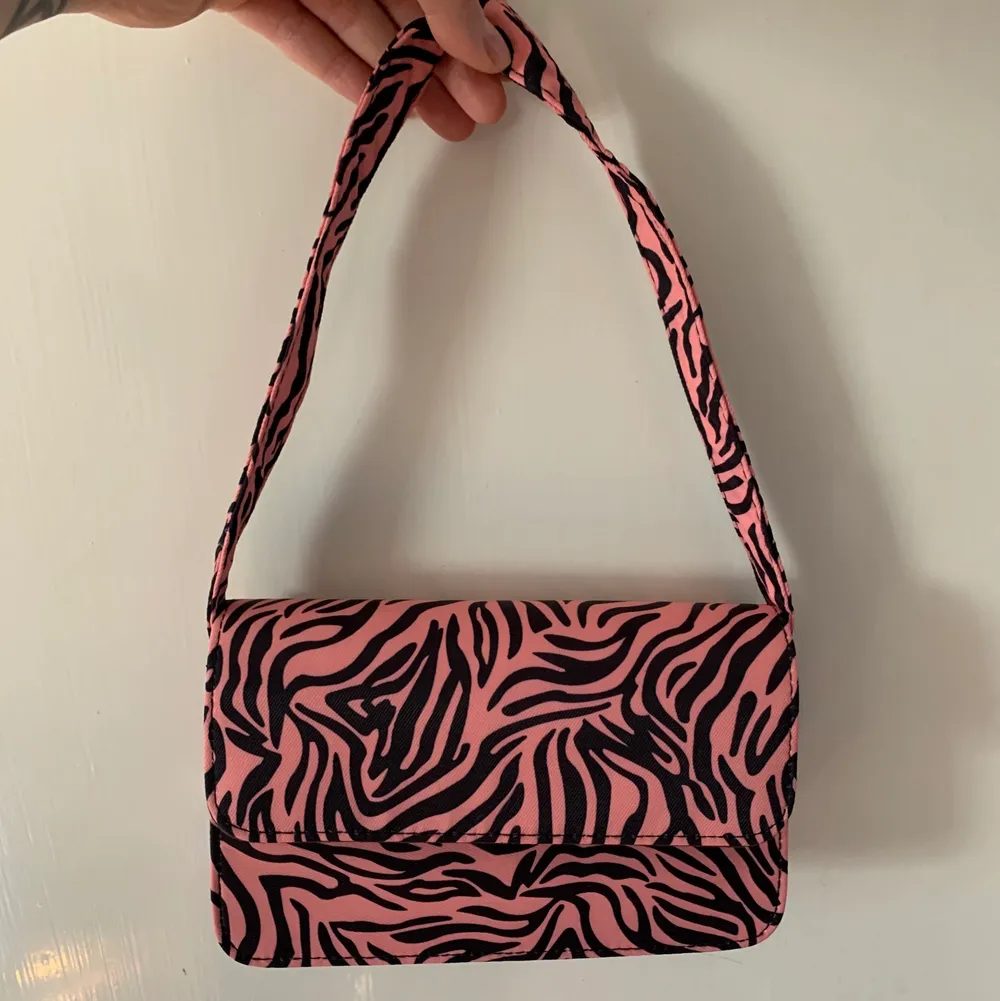 Ny rosa zebra väska 60:-. Väskor.