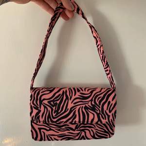 Ny rosa zebra väska 60:-