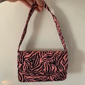 Ny rosa zebra väska 60:-