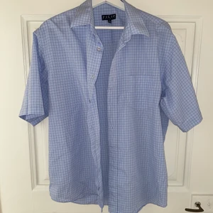 Ljusblå skjorta  - Ljusblå skjorta, i fint skick, frakt tillkommer!!