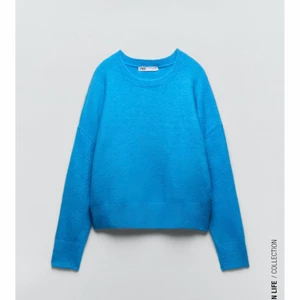 Stickad tröja - Säljer denna blå stickade tröja ifrån zara som är helt slutsåld på hemsidan. Storlek M men passar även mindre beroende på hur man vill att den ska sitta. Använd fåtal gånger. 250 kr eller bud över, köparen står för frakten💙