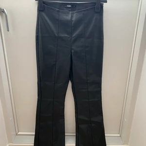 Byxor - Säljer mina läderbyxor pga är försmå❤️ Använd en gång och är som nya. Köpa från BikBok i höstas🤩🥰😍💕😁