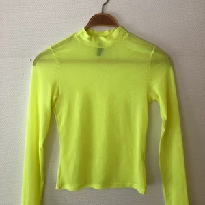 Neongul långärmad meshtopp - Neongul långärmad meshtopp från H&M Divided. Storlek S. Tveka inte att skicka privat vid någon fundering eller om du vill ha någon mer bild på plagget!!🤍