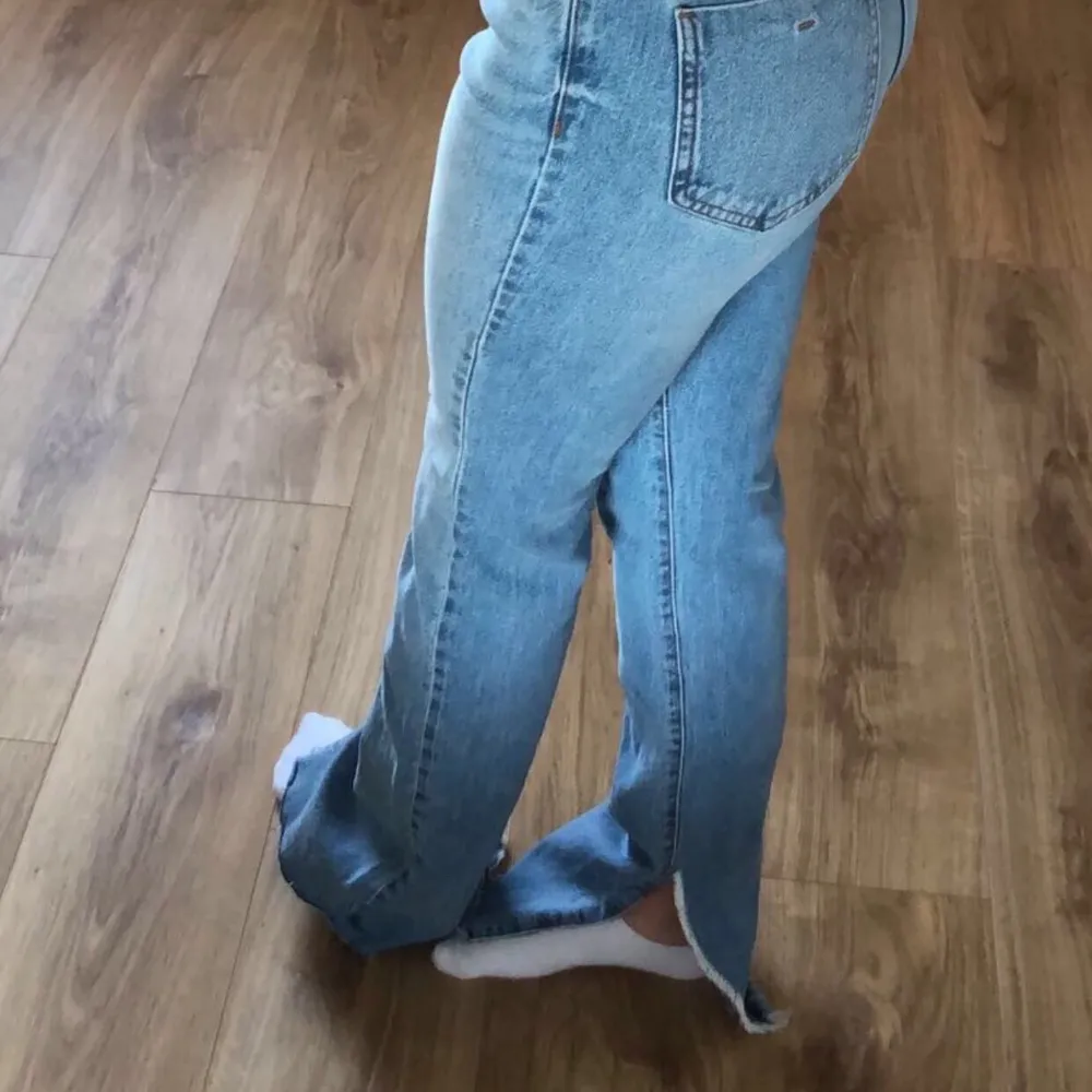 Säljer mina blå jeans ifrån Zara, de är i storlek 32 men är ganska långa. Har inte använt de på länge så nu säljer jag de. Pris kan alltid diskuteras. . Jeans & Byxor.