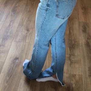 Säljer mina blå jeans ifrån Zara, de är i storlek 32 men är ganska långa. Har inte använt de på länge så nu säljer jag de. Pris kan alltid diskuteras. 