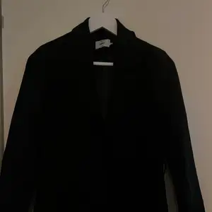 En jättefin svart kappa från Only, köpt från Veromoda. Älskar denna men säljer pga för liten. Skriv för mer info ❤️