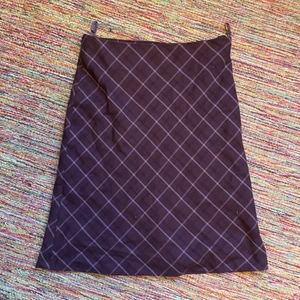 Rutig kjol - Jättesöt kjol som jag säljer pga inte min stil. Jättebra skick. Storlek 36. Måtten står i sista bilden.