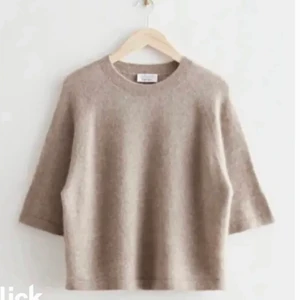 & Other stories stickad - Säljer min eftertraktade & other stories stickade t-Shirt i den bruna färgen (se bild 2). Knappt använd och har inga defekter. Så skön och så najs färg nu till hösten!! 💖💖💖