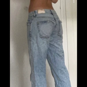 Jeanss  - Jättefina jeans från mango som jag har fått av någon! Tyvärr är dem lite för korta på mig och därför ikre kommit till användning, lågmidjade och är lätta att styla❤️❤️